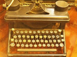 Photo of an antique typewriter