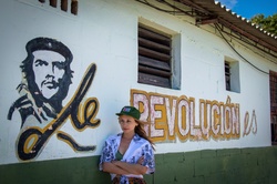Graffiti cuba drawing revolution che guevara tourist model woman posing painting on the wall history building